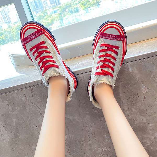 Alkalmi női tornacipő textilből, színes nyakkendőkkel