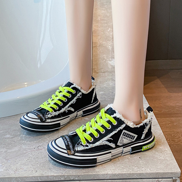 Alkalmi női tornacipő textilből, színes nyakkendőkkel