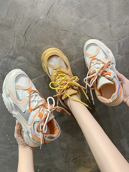 Tenisi de dama actuali cu talpa inalta si sireturi colorate