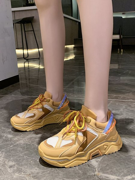 Tenisi de dama actuali cu talpa inalta si sireturi colorate