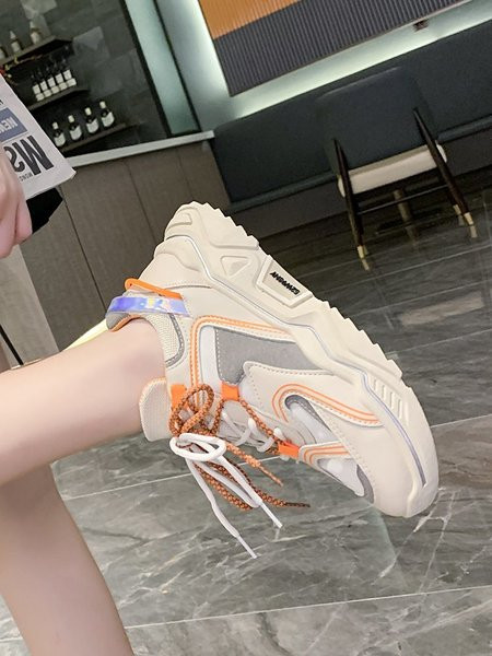 Tenisi de dama actuali cu talpa inalta si sireturi colorate