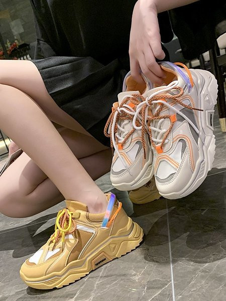 Tenisi de dama actuali cu talpa inalta si sireturi colorate