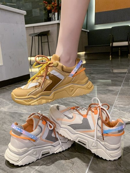 Tenisi de dama actuali cu talpa inalta si sireturi colorate