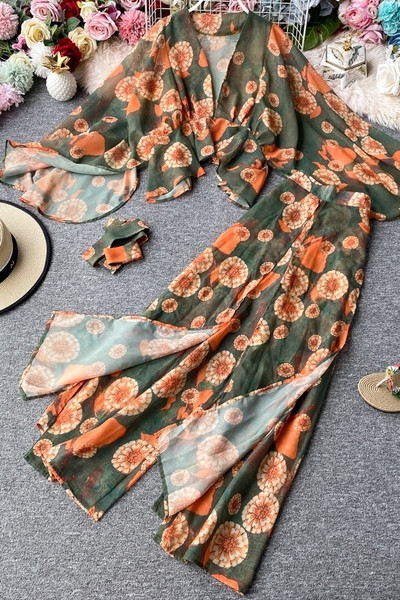 Κομψό γυναικείο σετ- μακρύ φαρδύ παντελόνι και μπλούζα με φλοράλ τύπωμα