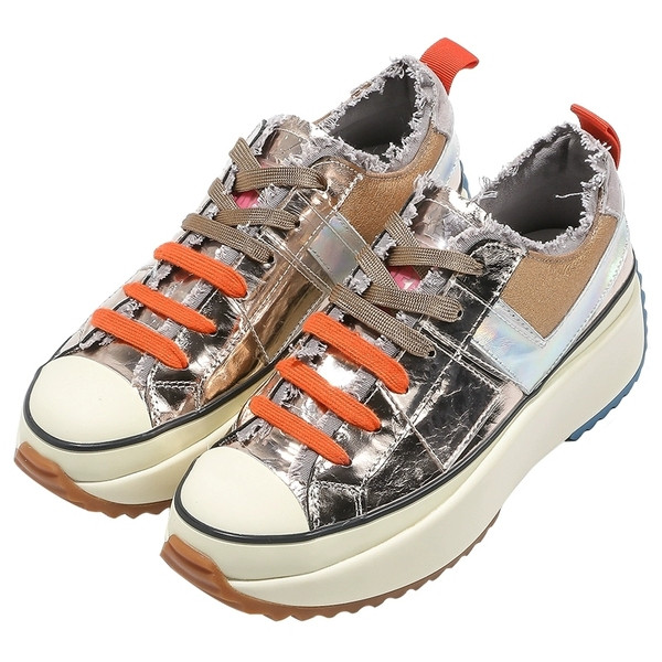 Fényes női tornacipő fűzővel és magas talppal