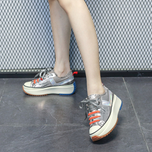 Fényes női tornacipő fűzővel és magas talppal