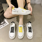 Sieviešu kedas ar plakanām zolēm un krāsainām saitēm