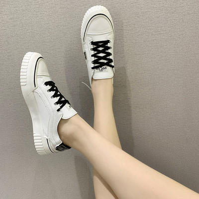 Sieviešu kedas ar plakanām zolēm un krāsainām saitēm