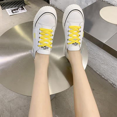 Sieviešu kedas ar plakanām zolēm un krāsainām saitēm