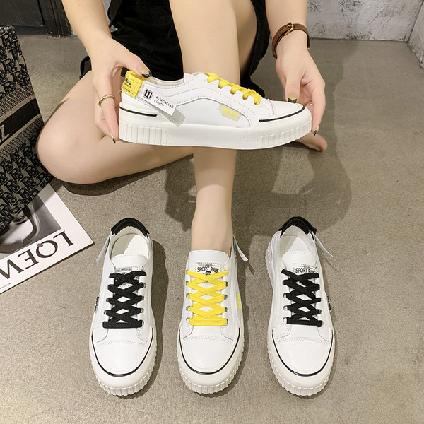 Sieviešu kedas ar plakanām zolēm un krāsainām saitēm