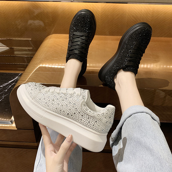 Μοντέρνα γυναικεία αθλητικά παπούτσια με διακοσμιτικές πέτρες και επίπεδη σόλα