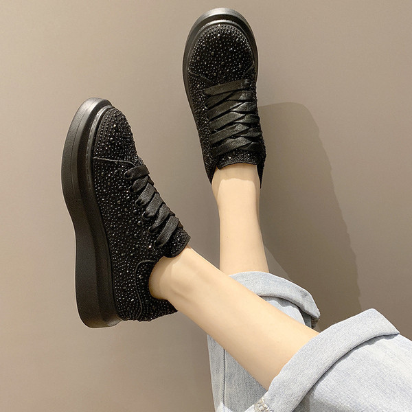 Μοντέρνα γυναικεία αθλητικά παπούτσια με διακοσμιτικές πέτρες και επίπεδη σόλα