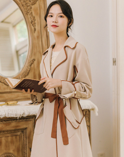 Stílusos női hosszú kabát zsebekkel