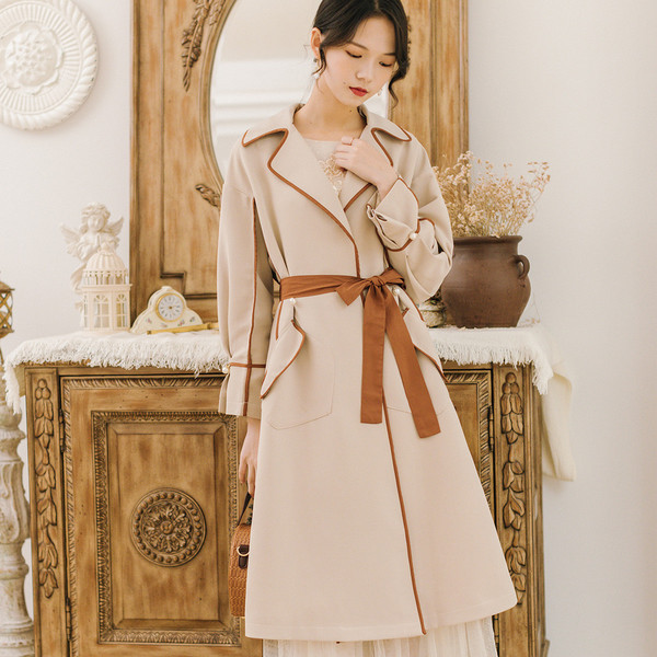 Stílusos női hosszú kabát zsebekkel