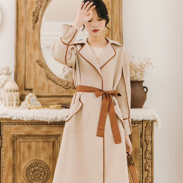 Stílusos női hosszú kabát zsebekkel