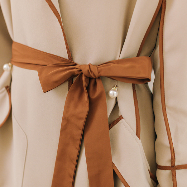 Stílusos női hosszú kabát zsebekkel