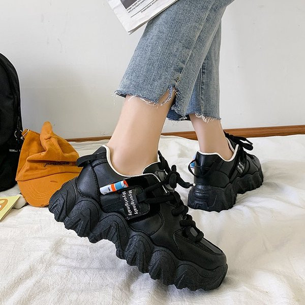 Öko bőrből készült, durva talpú női alkalmi tornacipő