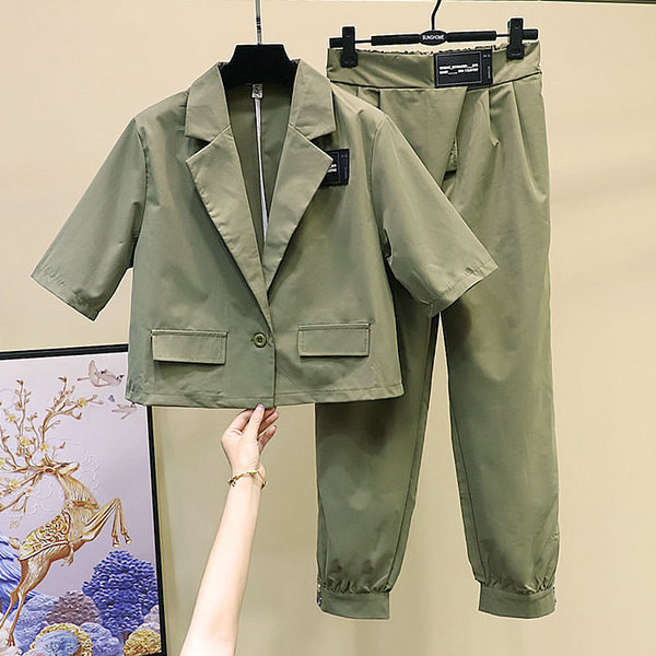 Spitsikaelusega kaheosaline naiste igapäevane komplekt