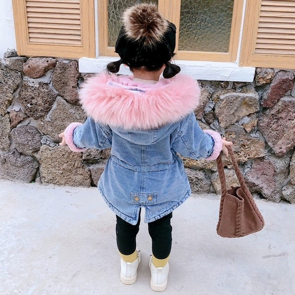 Šiuolaikinė vaikiška džinsinė striukė su pūkais ir sagomis mergaitėms