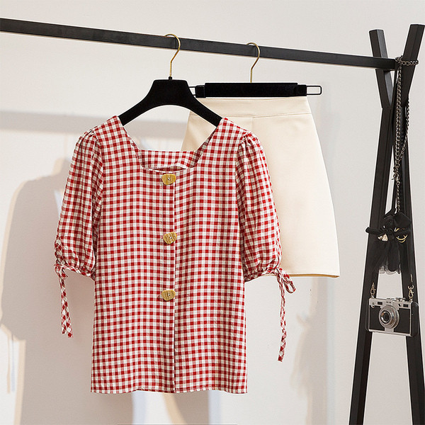 Kaheosaline naiste komplekt nööpide ja kandilise kaelusega