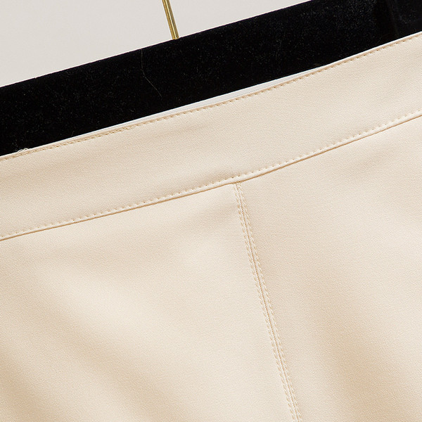 Kaheosaline naiste komplekt nööpide ja kandilise kaelusega