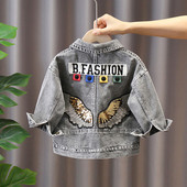 Gyermek farmerdzseki felirattal és flitterekkel