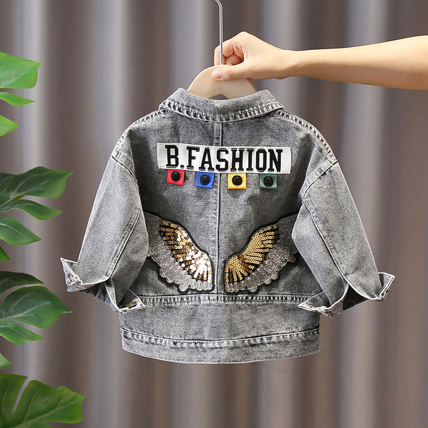 Gyermek farmerdzseki felirattal és flitterekkel