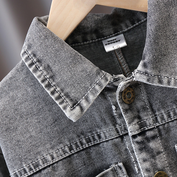 Gyermek farmerdzseki felirattal és flitterekkel