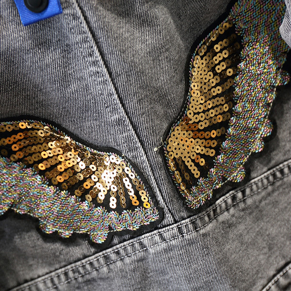 Gyermek farmerdzseki felirattal és flitterekkel