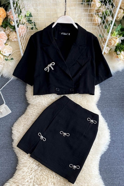 Női szoknya és kabát készlet kőszalagokkal