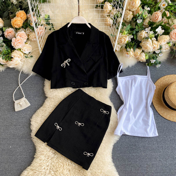 Női szoknya és kabát készlet kőszalagokkal