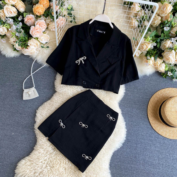 Női szoknya és kabát készlet kőszalagokkal