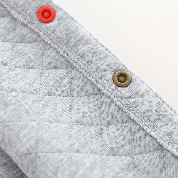 Kasdieninė vaikiška liemenė berniukams su spalvotomis sagomis ir siuvinėjimu