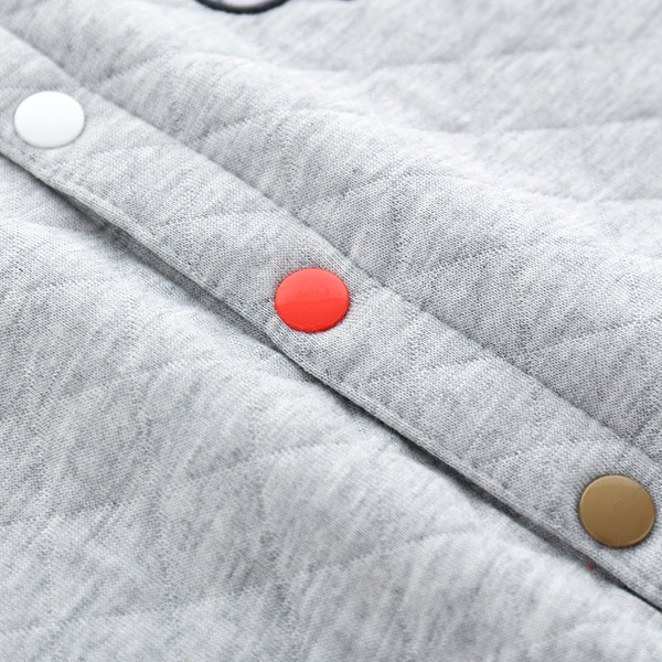 Kasdieninė vaikiška liemenė berniukams su spalvotomis sagomis ir siuvinėjimu