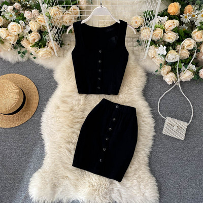 Naiste velvetist trikoo komplekt, mis sisaldab topi ja seelikut