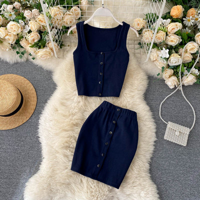 Naiste velvetist trikoo komplekt, mis sisaldab topi ja seelikut