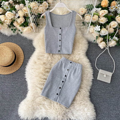 Naiste velvetist trikoo komplekt, mis sisaldab topi ja seelikut