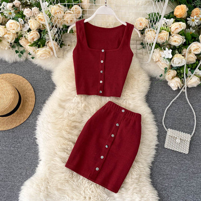 Naiste velvetist trikoo komplekt, mis sisaldab topi ja seelikut