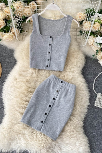 Naiste velvetist trikoo komplekt, mis sisaldab topi ja seelikut