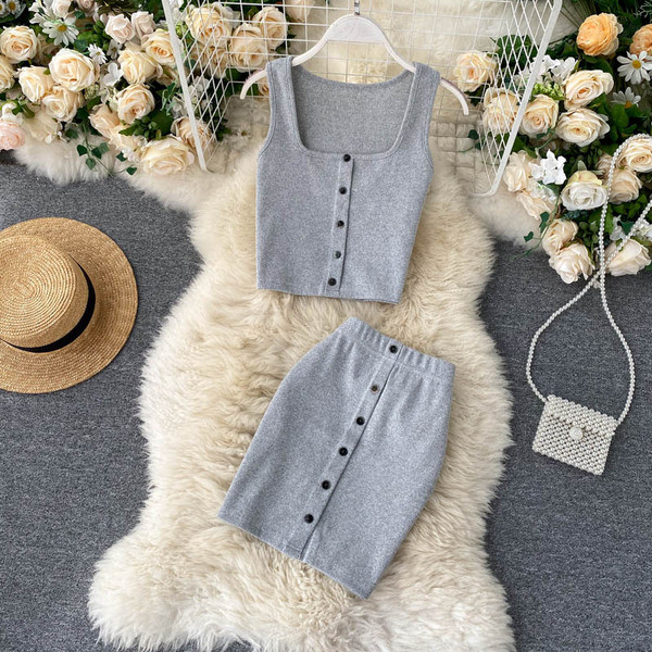 Naiste velvetist trikoo komplekt, mis sisaldab topi ja seelikut