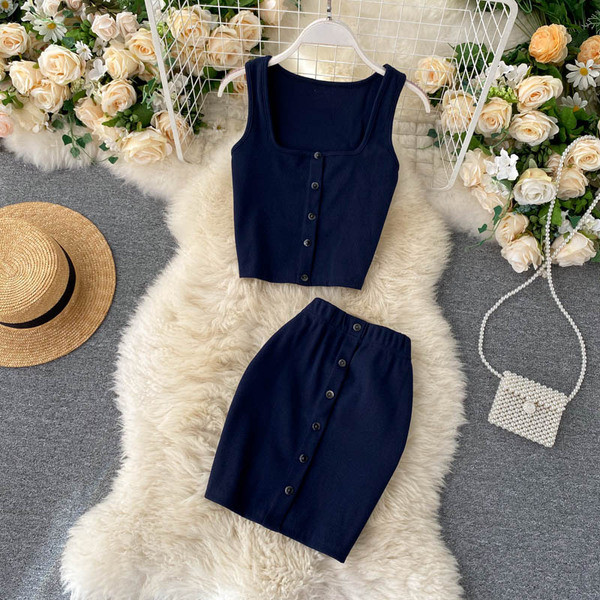 Naiste velvetist trikoo komplekt, mis sisaldab topi ja seelikut