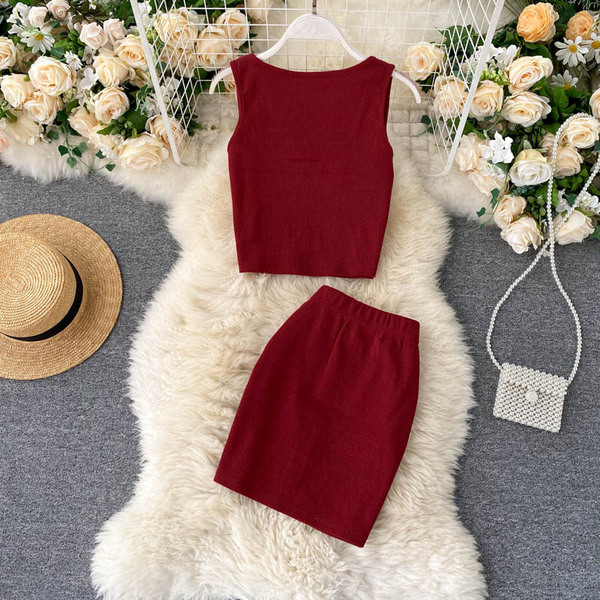 Naiste velvetist trikoo komplekt, mis sisaldab topi ja seelikut