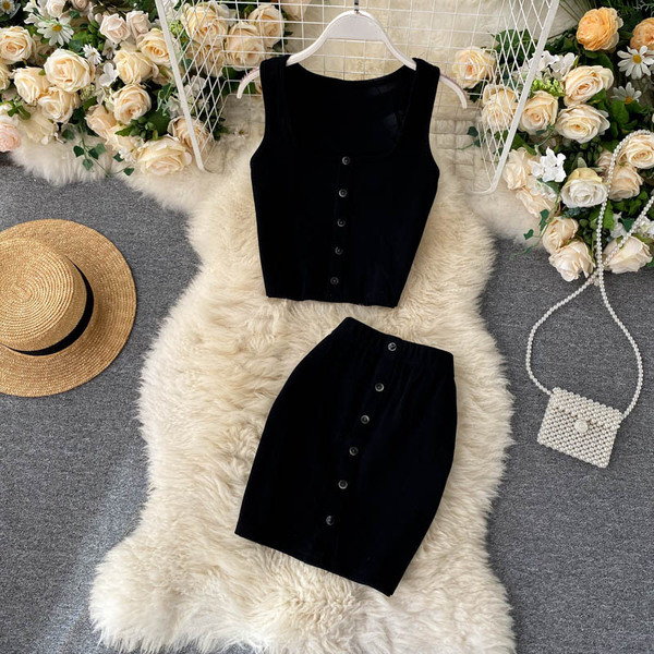 Naiste velvetist trikoo komplekt, mis sisaldab topi ja seelikut