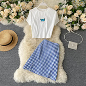 Moderns sieviešu komplekts, kurā ietilpst rūtaini svārki un blūze