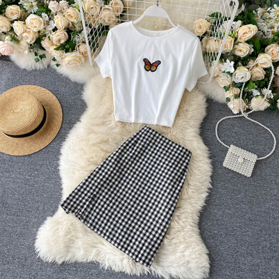 Moderns sieviešu komplekts, kurā ietilpst rūtaini svārki un blūze