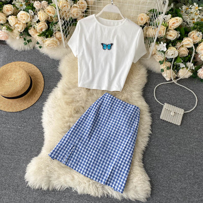 Moderns sieviešu komplekts, kurā ietilpst rūtaini svārki un blūze