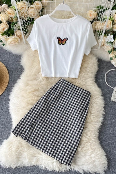 Moderns sieviešu komplekts, kurā ietilpst rūtaini svārki un blūze