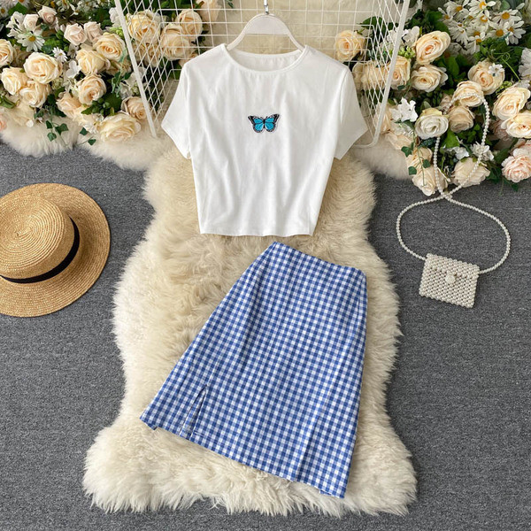 Moderns sieviešu komplekts, kurā ietilpst rūtaini svārki un blūze