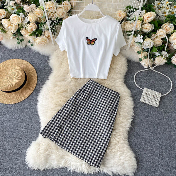 Moderns sieviešu komplekts, kurā ietilpst rūtaini svārki un blūze