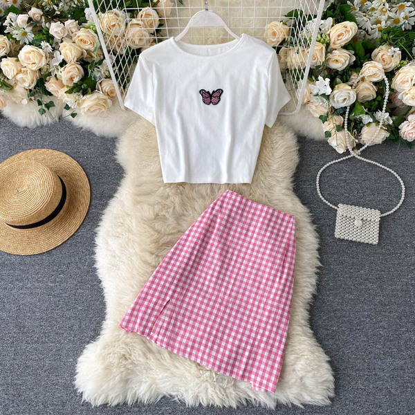 Moderns sieviešu komplekts, kurā ietilpst rūtaini svārki un blūze